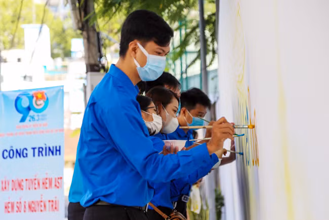 Đoàn viên, thanh niên vẽ trang trí, cải tạo không gian sống tại khu dân cư quận 1.