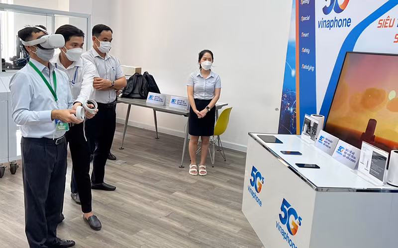 Khách hàng trải nghiệm ứng dụng VinaPhone 5G.