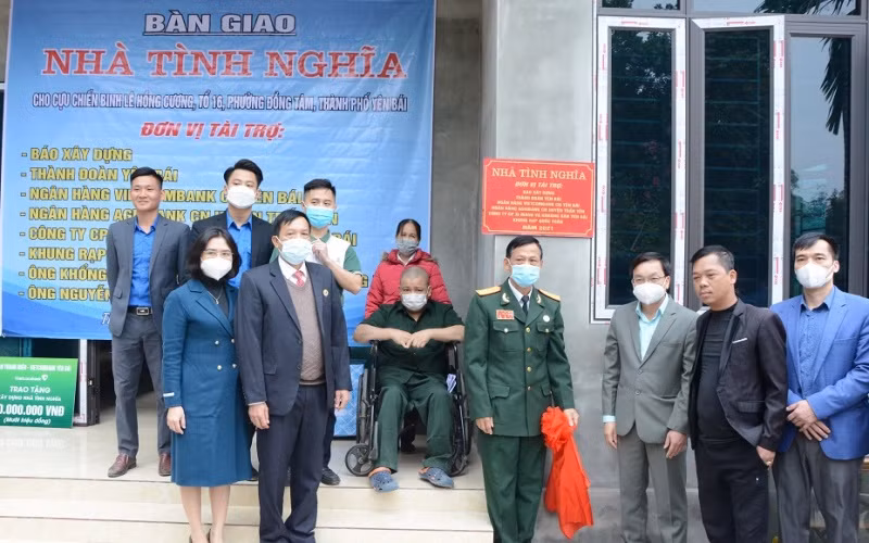 Lãnh đạo thành phố Yên Bái và các nhà tài trợ tại buổi trao nhà tình nghĩa cho anh Lê Hồng Cương.