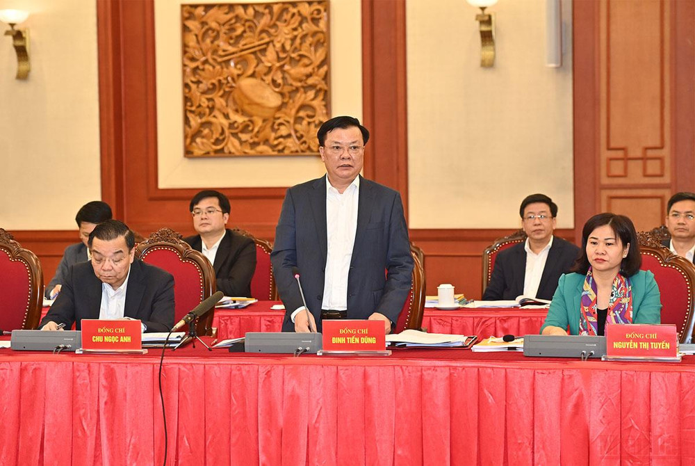Đồng chí Đinh Tiến Dũng, Ủy viên Bộ Chính trị, Bí thư Thành ủy Hà Nội phát biểu ý kiến tại buổi họp. (Ảnh: ĐĂNG KHOA) Xây dựng Hà Nội thành trung tâm, động lực thúc đẩy, dẫn dắt phát triển vùng và cả nước -0
