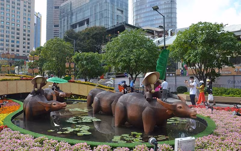 Đường hoa Nguyễn Huệ mở cửa thêm một ngày để phục vụ du khách.