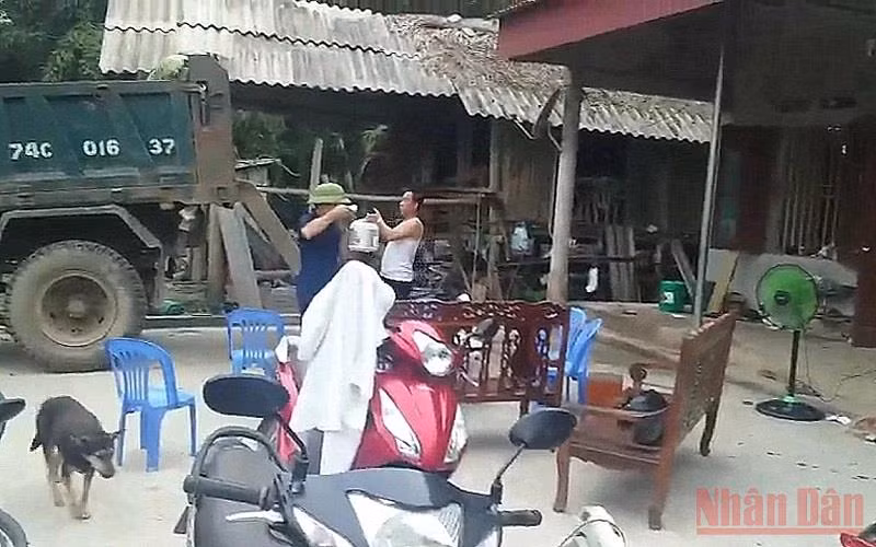 Sáng 6/6, huyện Đại Từ tổ chức di dời 3 hộ dân ở xã Phục Linh đến nơi an toàn.   