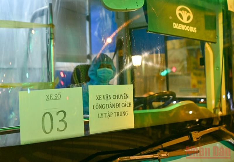 Các lái xe buýt được trang bị bảo hộ đầy đủ, bảo đảm an toàn phòng, chống dịch. (Ảnh: Duy Linh) Đưa 144 người nhà bệnh nhân tại Bệnh viện Việt Đức đi cách ly tập trung -0