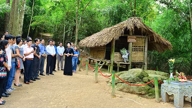 Lán Nà Nưa, Khu di tích Tân Trào (Tuyên Quang) là điểm du lịch hấp dẫn du khách tham quan. Ảnh: CTV