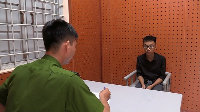 Phạm Minh Phụng tại Cơ quan Công an.