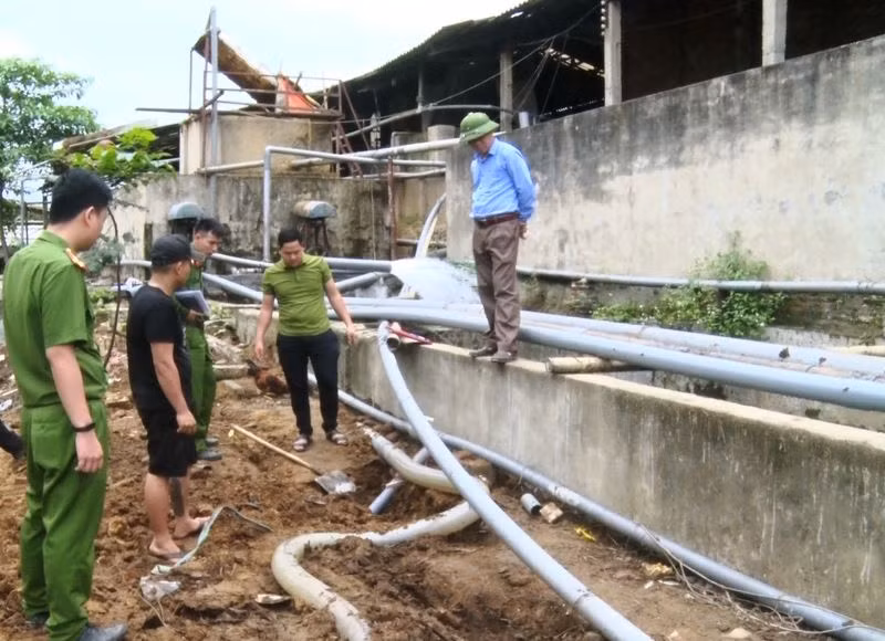 Lực lượng chức năng phát lộ hệ thống ống lấy nước thô sản xuất, đồng thời “bí mật” xả thải của HTX Hà Long.