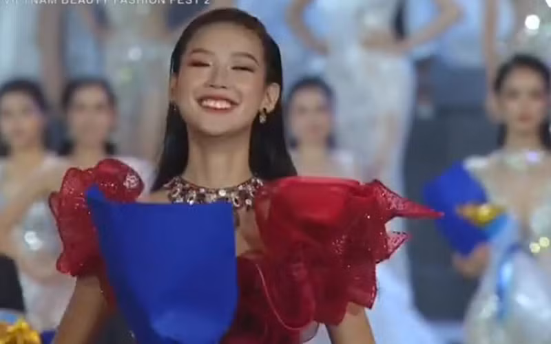 Lê Nguyễn Bảo Ngọc đoạt giải người đẹp thời trang của cuộc thi Hoa hậu Thế giới Việt Nam 2022. 