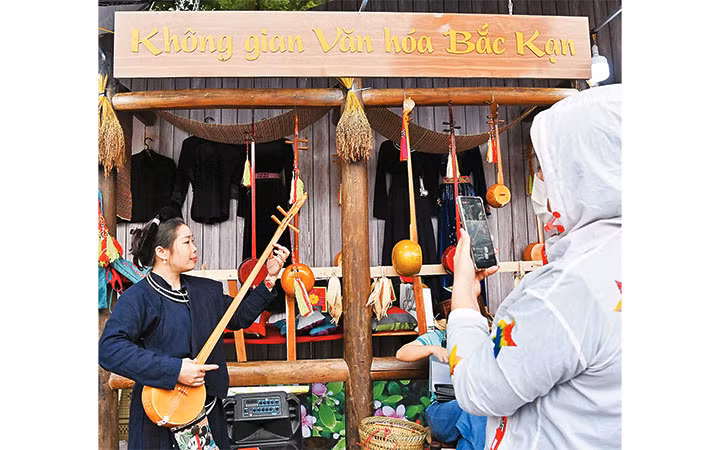 Du khách tham quan không gian văn hóa Bắc Kạn tại Tuần văn hóa.