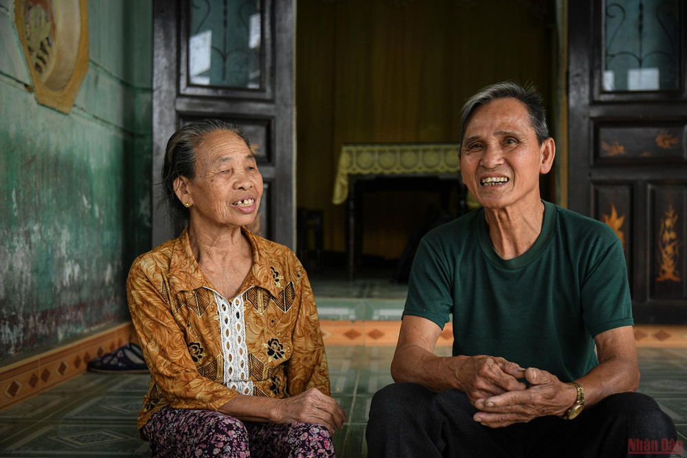 Bà Hoàng Thị Hoa - cô dâu may mắn trong đám cưới lịch sử ngày nào móm mém kể lại câu chuyện tình của ông bà. (Ảnh: THÀNH ĐẠT) Chung một dòng sông: Những mối tình đôi bờ vĩ tuyến -0