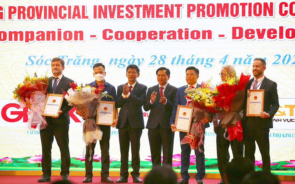 Trao giấy phép cho các nhà đầu tư vào Sóc Trăng. Xây dựng môi trường đầu tư lành mạnh, trách nhiệm, hợp tác phát triển -0