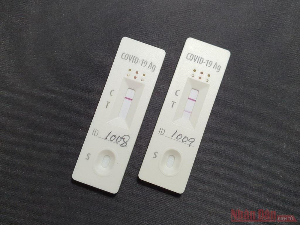 Kết quả xét nghiệm kháng nguyên âm tính (trái) và dương tính (phải). Test nhanh kháng nguyên SARS-CoV-2 do Việt Nam sản xuất có độ nhạy, độ đặc hiệu cao -0