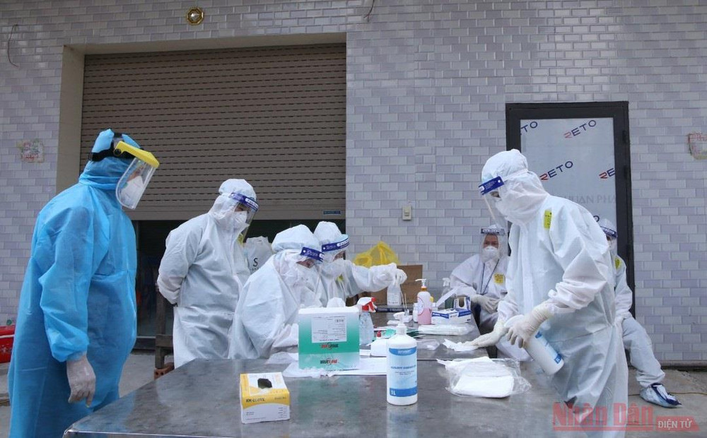 Trueline Covid-19 Ag Rapid Test là sản phẩm test nhanh kháng nguyên duy nhất cùng tham gia truy vết và khống chế dịch thành công trong đợt dịch Covid-19 vừa qua tại Bắc Giang. Test nhanh kháng nguyên SARS-CoV-2 do Việt Nam sản xuất có độ nhạy, độ đặc hiệu cao -0
