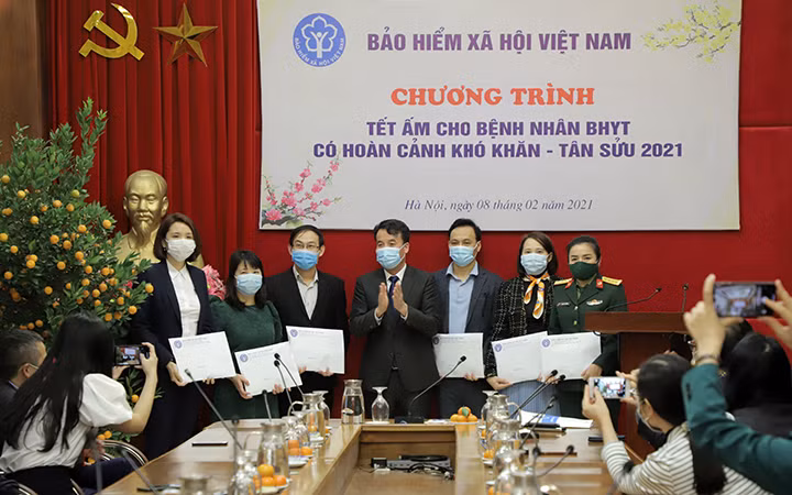 Tổng Giám đốc BHXH Việt Nam Nguyễn Thế Mạnh dự và phát động chương trình. 