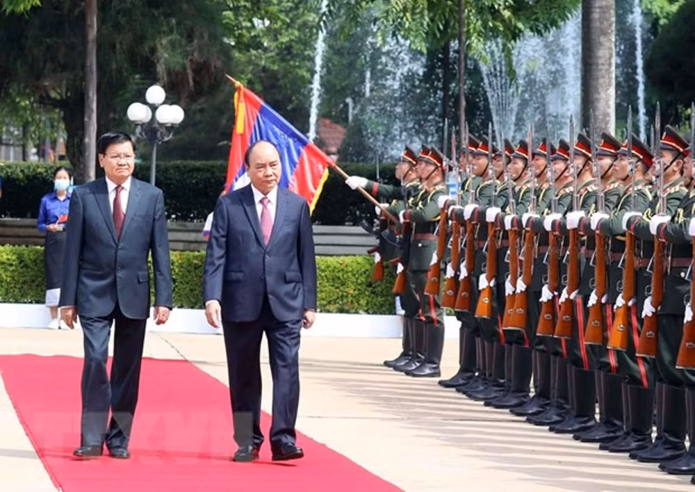Tổng Bí thư, Chủ tịch nước Lào đón, hội đàm với Chủ tịch nước Nguyễn Xuân Phúc
