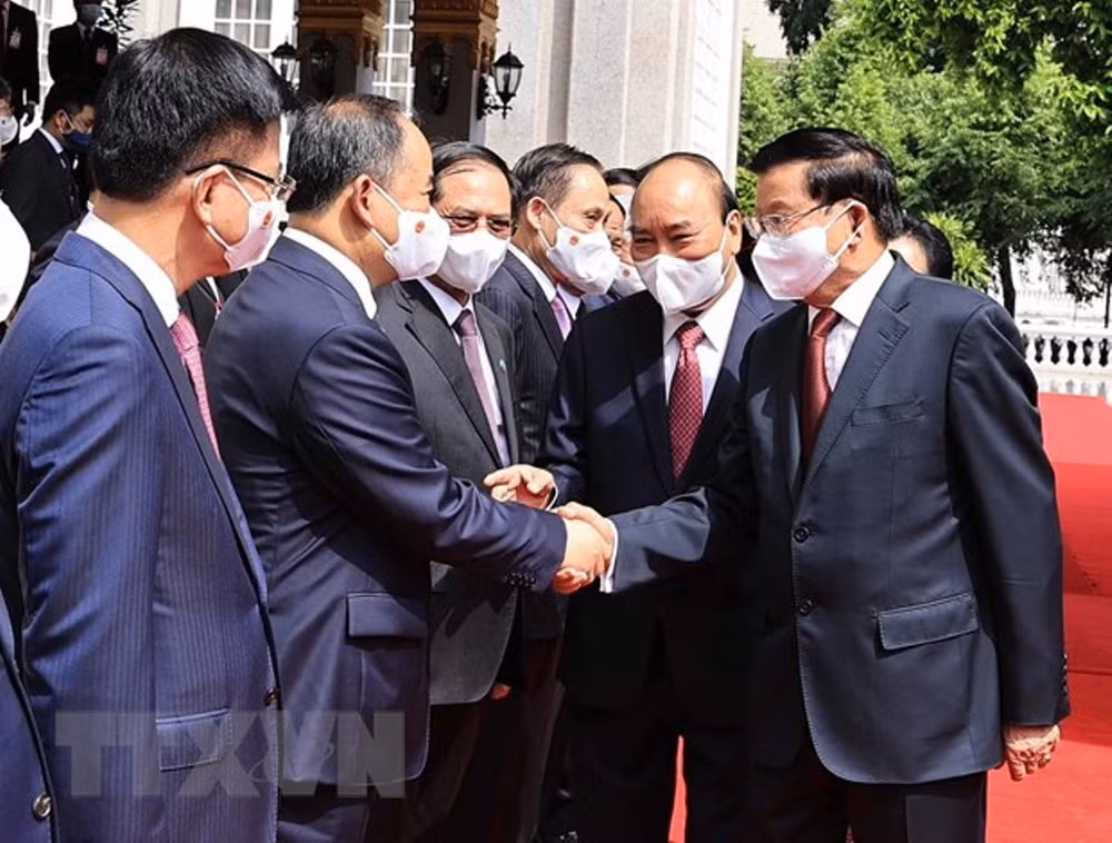 Tổng Bí thư, Chủ tịch nước Lào đón, hội đàm với Chủ tịch nước Nguyễn Xuân Phúc -0