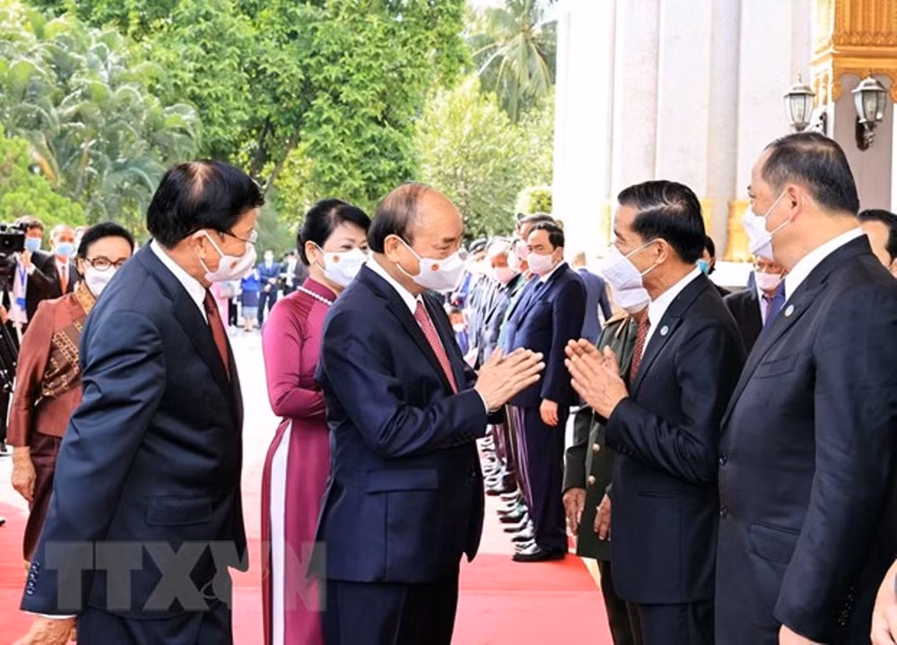 Tổng Bí thư, Chủ tịch nước Lào đón, hội đàm với Chủ tịch nước Nguyễn Xuân Phúc -0