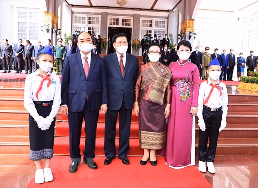 Tổng Bí thư, Chủ tịch nước Lào đón, hội đàm với Chủ tịch nước Nguyễn Xuân Phúc -0