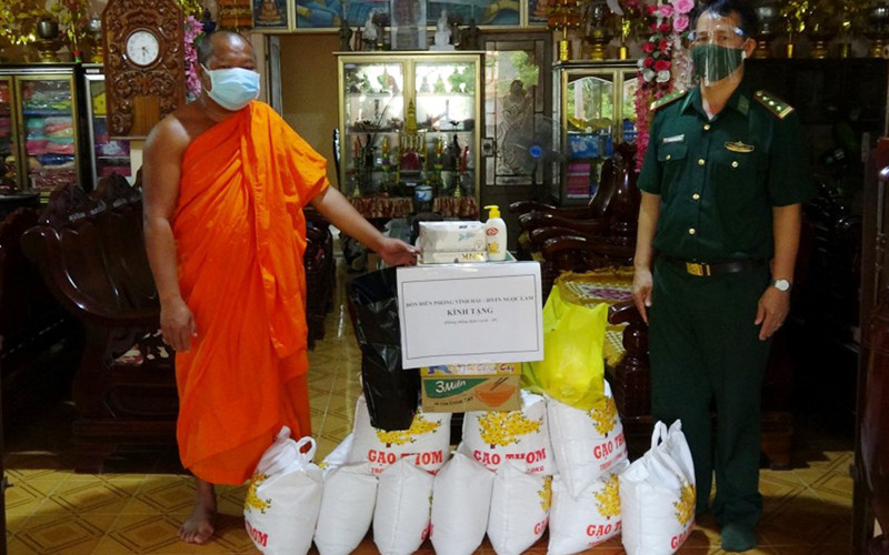 Tặng quà cho các chùa Khmer trên địa bàn Chăm lo cho đồng bào Khmer trong thời gian giãn cách -0