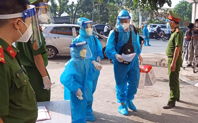 Người dân quận Thanh Xuân (Hà Nội) trở về nhà sau thời gian cách ly tập trung.