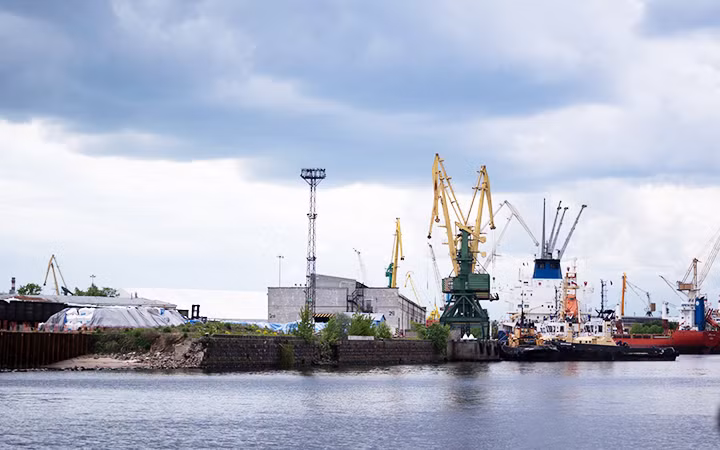 Quang cảnh trên vịnh Gu-tu-ép-xcai-a.