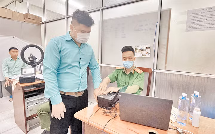 Người dân quận Tân Phú được hỗ trợ làm căn cước công dân nhanh, gọn nhờ đăng ký bấm số tự động qua Zalo.