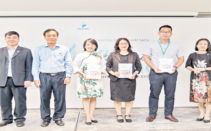 Trao tặng sách "Những đóa hoa kiên cường-Chuyện nghề điều dưỡng" đến đại diện Khoa Điều dưỡng các trường đại học.