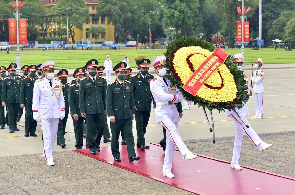 Đoàn đại biểu Quân ủy T.Ư và Bộ Quốc phòng đặt vòng hoa và vào Lăng viếng Chủ tịch Hồ Chí Minh. Lãnh đạo Đảng, Nhà nước vào Lăng viếng Chủ tịch Hồ Chí Minh -0