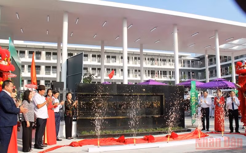 Nghi thức khánh thành Trường THCS Châu Hòa.