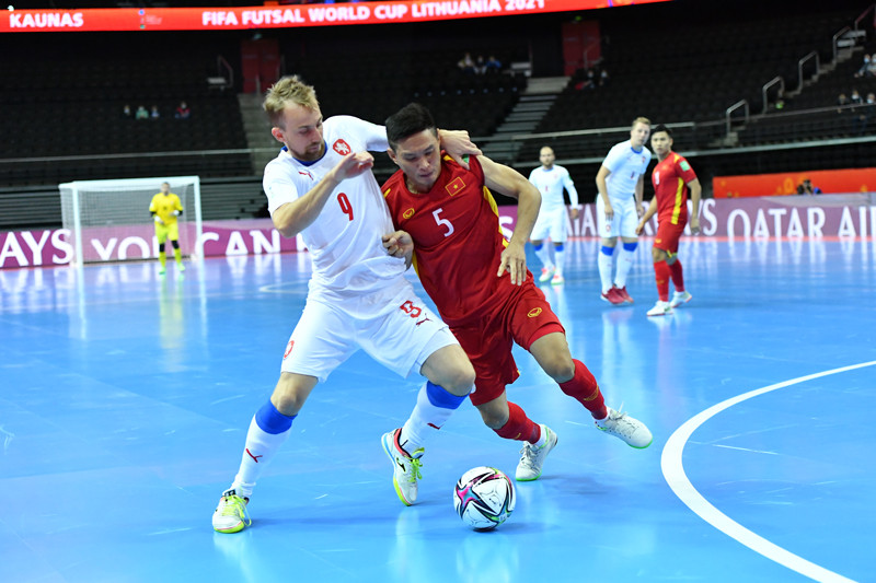 Buộc đối thủ trên cơ phải chia điểm, đội tuyển futsal Việt Nam giành quyền đi tiếp vào vòng 1/8 VCK FIFA futsal World Cup 2021. (Ảnh: VFF)