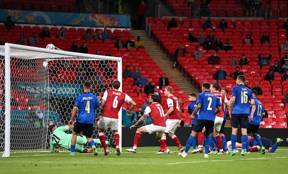 Kaladjzic khiến Italia phải nhận bàn thua đầu tiên ở Euro 2020. (Ảnh: UEFA) Thắng nghẹt thở hiệp phụ, Italia giành vé vào tứ kết Euro 2020 -0