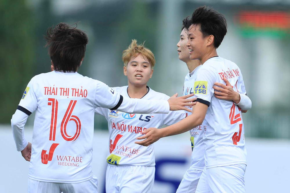 Hà Nội Watabe khai thác tốt các khoảng trống hàng phòng ngự Phong Phú Hà Nam. (Ảnh: VFF) Thắng 4-1 Phong Phú Hà Nam, Hà Nội Watabe giành 3 điểm -0