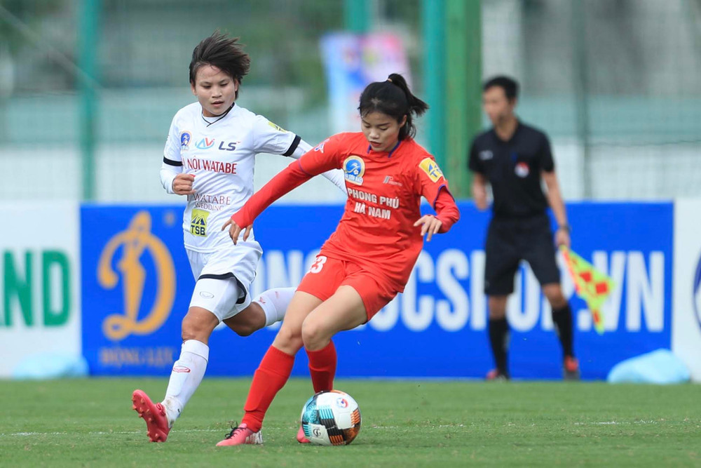 Phong Phú Hà Nam (áo đỏ) bất ngờ vươn lên dẫn trước. (Ảnh: VFF) Thắng 4-1 Phong Phú Hà Nam, Hà Nội Watabe giành 3 điểm -0
