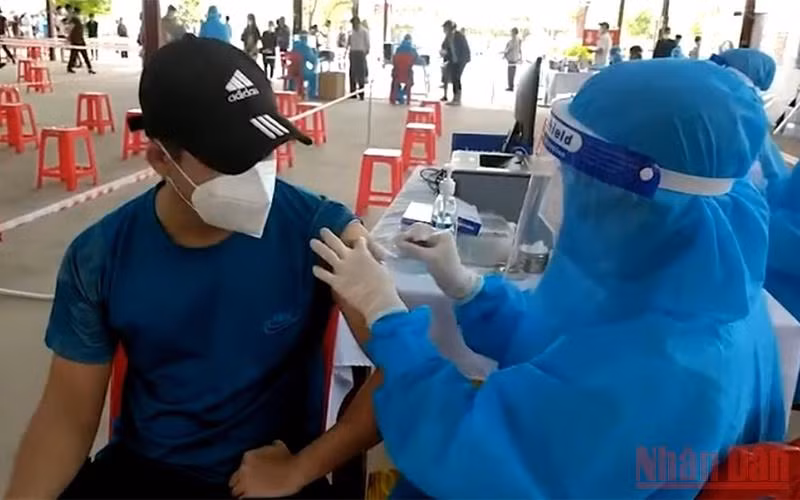 Tiêm phòng vắc xin cho tiểu thương chợ Vinh.