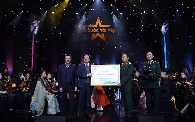 PVN-PV GAS ủng hộ ba tỷ đồng cho “Quỹ đền ơn đáp nghĩa” của Bộ Quốc phòng tại Live concert “Tổ quốc tôi yêu” -0