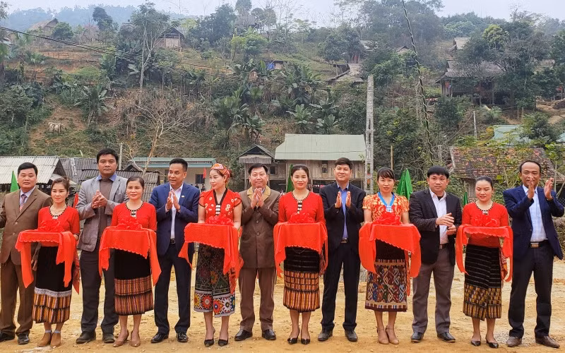 Các đại biểu cắt băng khánh thành cầu. 