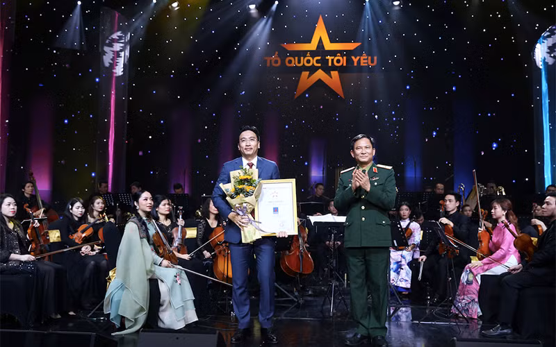 PVN-PV GAS ủng hộ ba tỷ đồng cho “Quỹ đền ơn đáp nghĩa” của Bộ Quốc phòng tại Live concert “Tổ quốc tôi yêu” -0