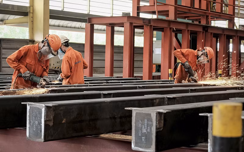 Công nhân duy trì hoạt động trong điều kiện an toàn phòng chống dịch.