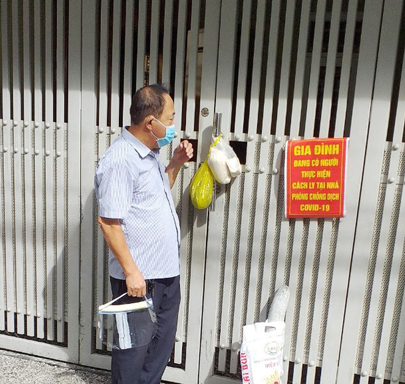 Bệnh nhân F0 điều trị tại nhà ở TP Vinh thường xuyên được tổ Covid cộng đồng mua, tiếp tế thực phẩm và đồ dùng hằng ngày. Bảo vệ sức khỏe, tính mạng cho người dân -0