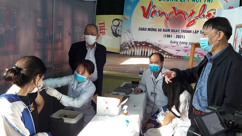 Lãnh đạo Sở Y tế Thanh Hóa cùng cơ quan chuyên môn giám sát tiêm chủng vaccine phòng Covid-19 ở Trường THPT Quảng Xương 1, huyện Quảng Xương, tỉnh Thanh Hóa. Bảo vệ sức khỏe, tính mạng cho người dân -0