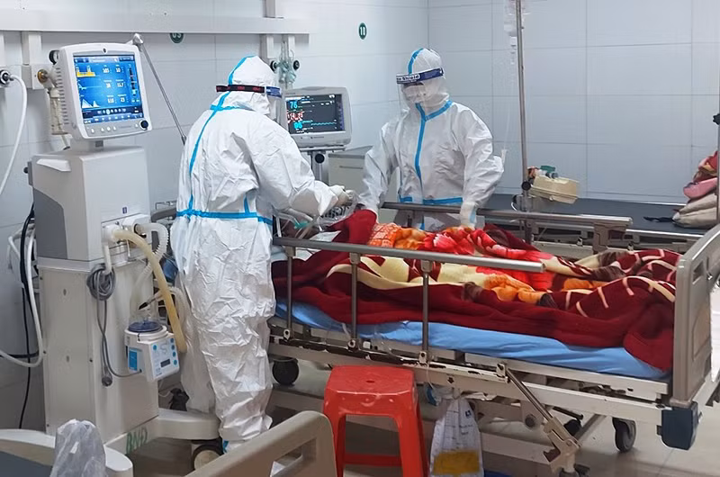 Chăm sóc, điều trị bệnh nhân Covid-19 tại Khoa Bệnh nhiệt đới, Bệnh viện Đa khoa tỉnh Thanh Hóa.