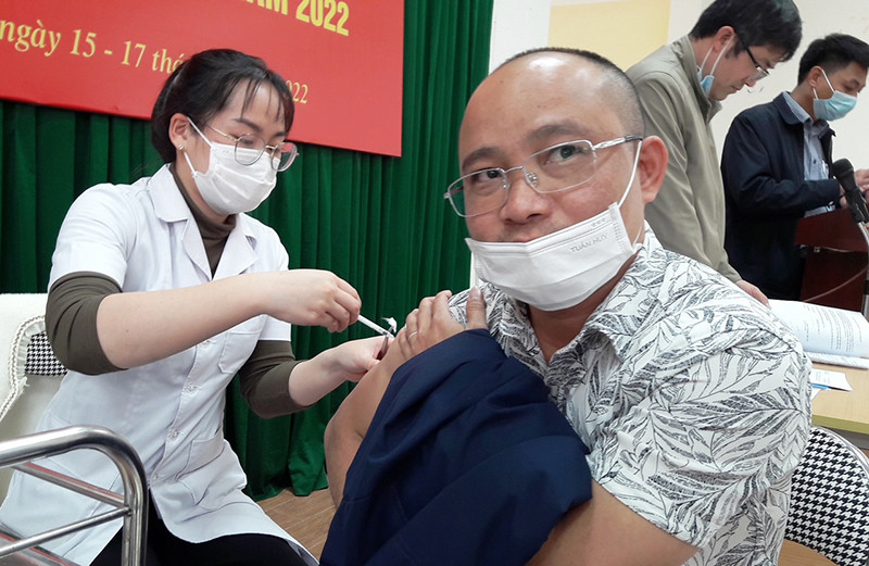 Tiêm mũi vaccine nhắc lại phòng Covid-19 cho nhà báo ở Thanh Hóa. Bảo vệ sức khỏe, tính mạng cho người dân -0