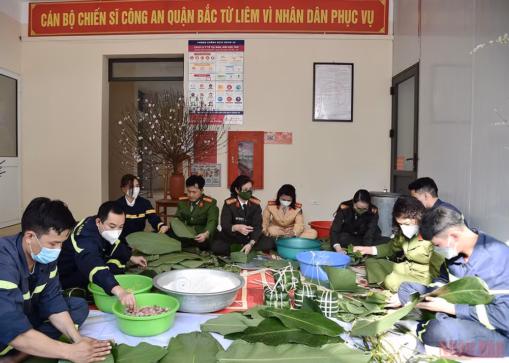 Chiến sĩ Công an quận Bắc Từ Liêm cùng nhau chuẩn bị đón Tết Nguyên đán Nhâm Dần.