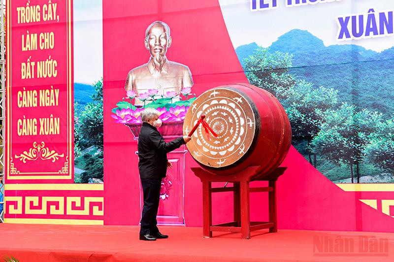 Đồng chí Đỗ Văn Chiến đánh trống phát động Tết trồng cây Xuân Nhâm Dần 2022 tại Tuyên Quang. Tuyên Quang phát động thi đua và Tết trồng cây “Đời đời nhớ ơn Bác Hồ” Xuân Nhâm Dần 2022 -0