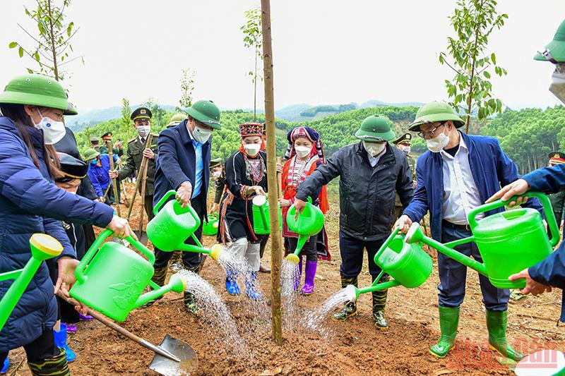 Đồng chí Đỗ Văn Chiến cùng đại biểu và các tầng lớp nhân dân tham gia trồng cây hưởng ứng Tết trồng cây Xuân Nhâm Dần 2022. Tuyên Quang phát động thi đua và Tết trồng cây “Đời đời nhớ ơn Bác Hồ” Xuân Nhâm Dần 2022 -0