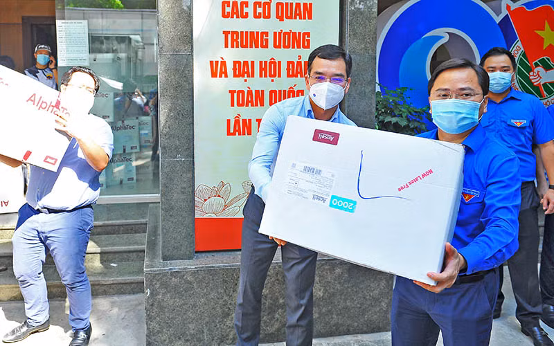 Đồng chí Nguyễn Anh Tuấn cùng đoàn viên, thanh niên, đại diện các đơn vị, nhà hảo tâm vận chuyển nhu yếu phẩm lên những chuyến xe “San sẻ yêu thương, chung tay vượt qua đại dịch”.