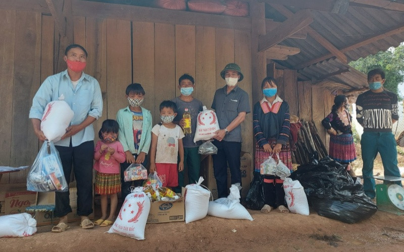 Ông Bùi Văn Luyện, Chủ tịch UBND huyện Nậm Pồ trao nhu yếu phẩm hỗ trợ người dân bản Phi Lĩnh, xã Si Pa Phìn.