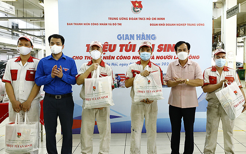 Trao các “Túi an sinh” tặng thanh niên công nhân, người lao động có hoàn cảnh khó khăn.