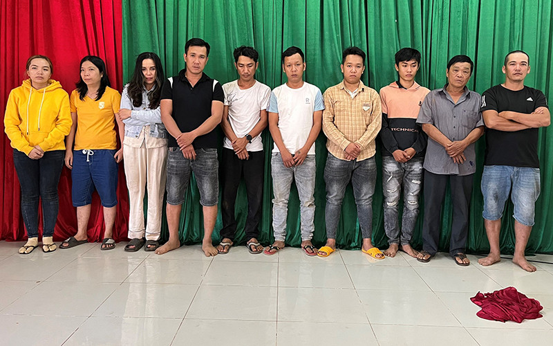 Tạm giữ các đối tượng đánh bạc trong lô cao-su ở thành phố Long Khánh, tỉnh Đồng Nai. 