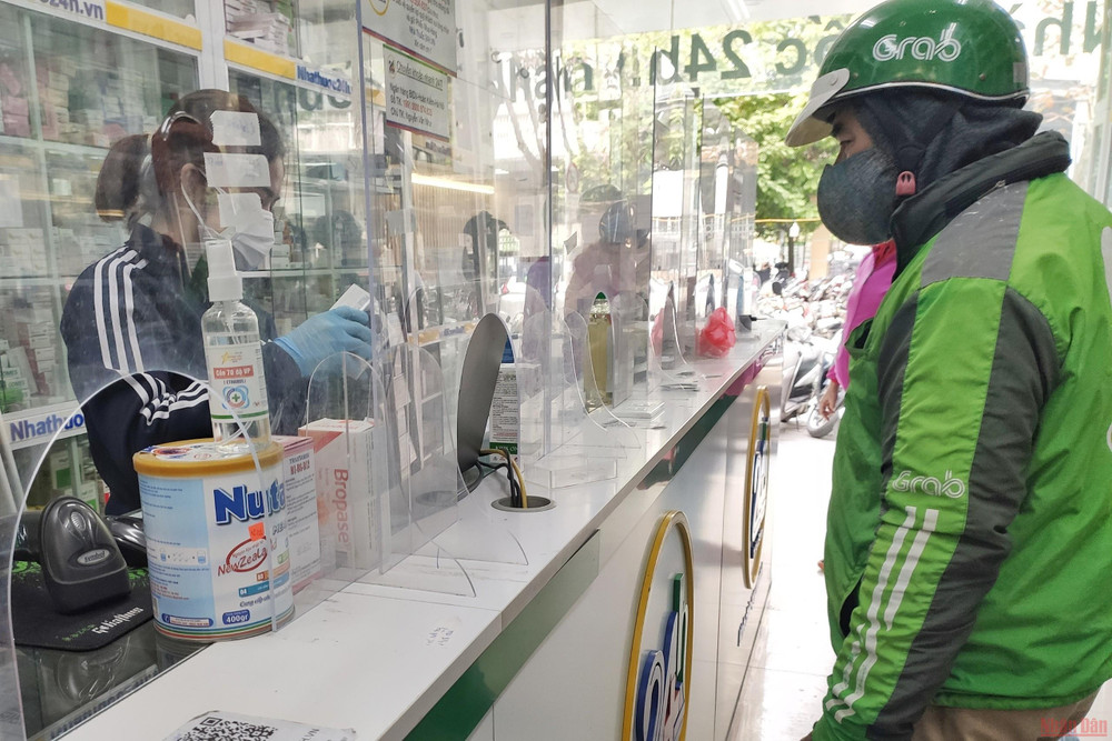 Người dân đi mua kit test tăng cao những ngày gần đây. (Ảnh: MINH DUY) Hà Nội: Kit test Covid-19 khan hàng, loạn giá -0