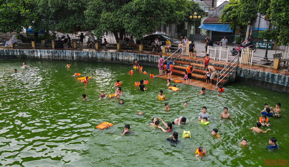 Tại đây một số ao làng đã được chính người dân địa phương đóng góp tiền và công sức để cải tạo thành '"bể bơi" cho người dân. 5.jpg -0